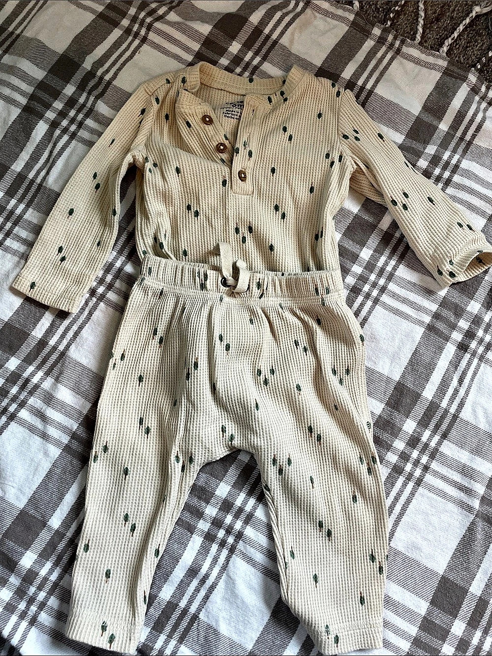 Carter's Baby 6M Cream & Green Polka Dot Knit Romper Like New